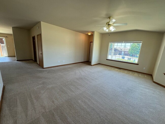 Building Photo - 4 Bedroom, 2 Bath House! Available to Rese...