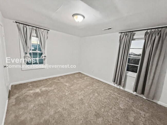 Building Photo - 4 Bed/1.5 Bath with In-Unit Laundry / Pet-Friendly / Vouchers Accepted / Available Now!