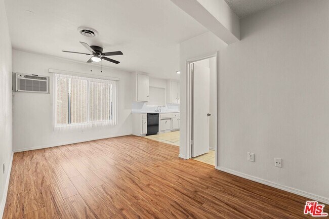 Building Photo - 15540 Moorpark St