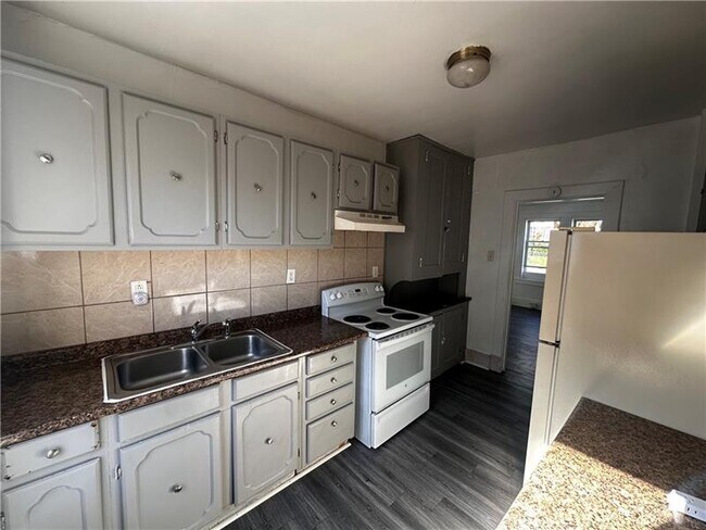 Building Photo - 410 Hallam Ave