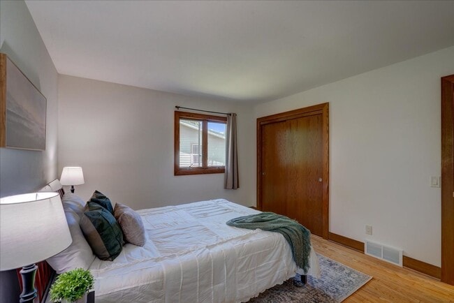 Building Photo - Move in Ready Hill Farms Ranch!
