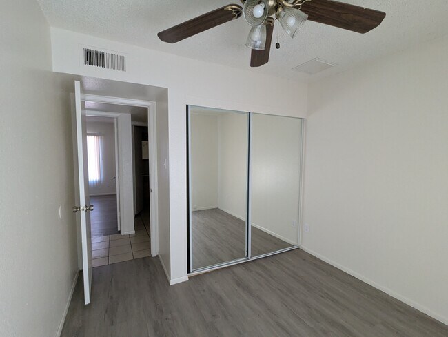 Building Photo - 563 N Santa Anna