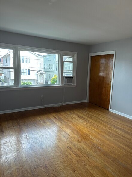 Living room with closet - 33B Hussa St