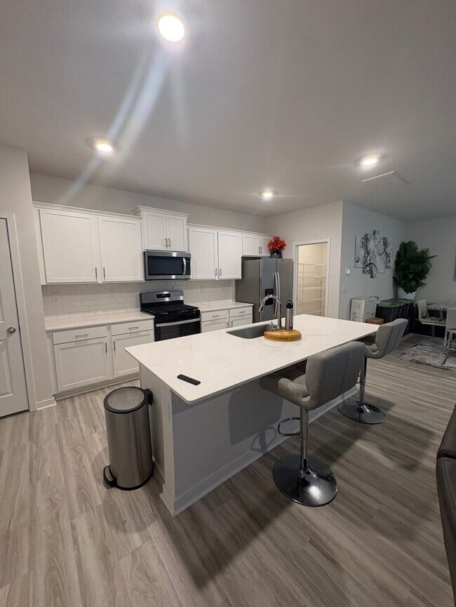 Building Photo - BRAND NEW TOWNHOME w/ Garage Parking