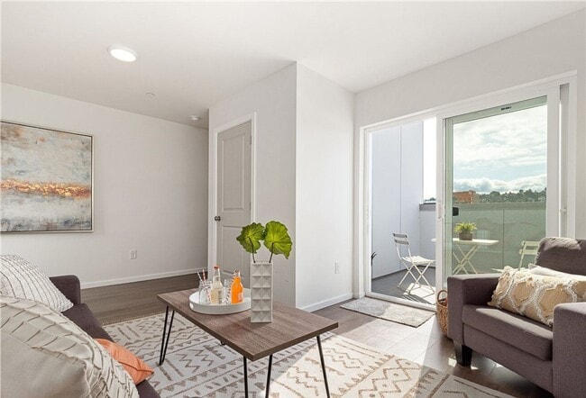 Building Photo - Luxury 3-Bed Interbay Townhome