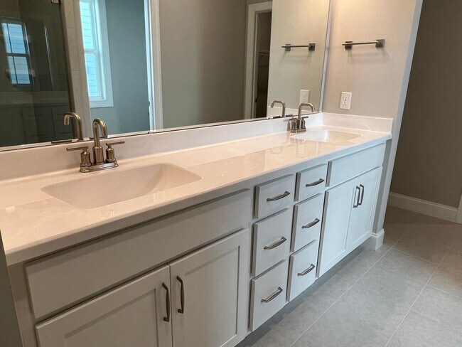 Building Photo - Lovely Three Bedroom Townhouse in Washington Square!- Half Off First Month's Rent For Qualified A...