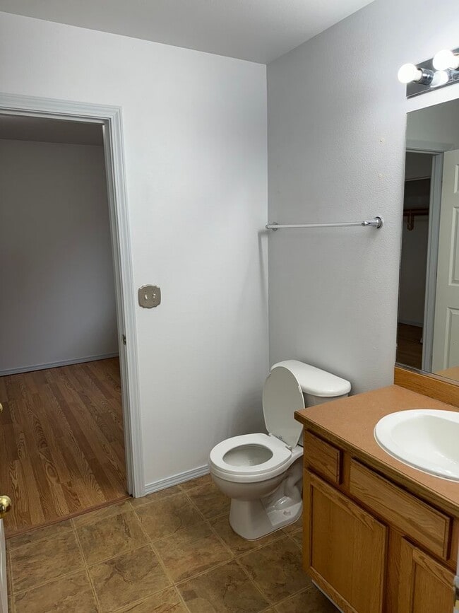 Building Photo - Beautifully updated 3 bed/2 bath townhome