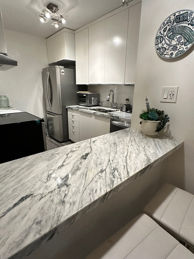 Building Photo - 5625 N Sumner Wy