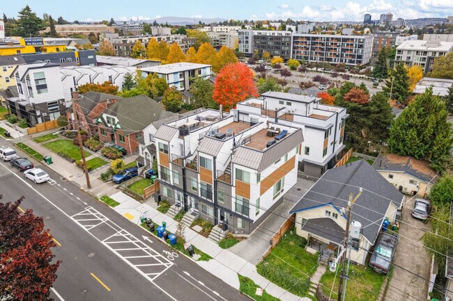 Building Photo - 823 NE 70th St