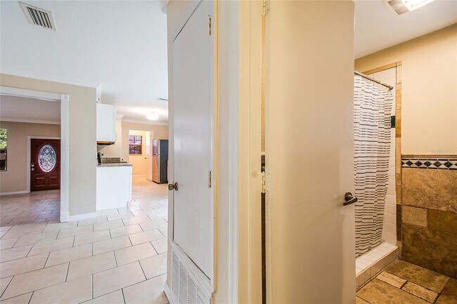 Building Photo - 908 Van Lieu St