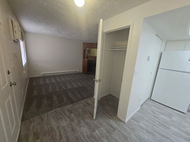 Building Photo - 2 Bed - 1 Bath Unit with Covered Parking