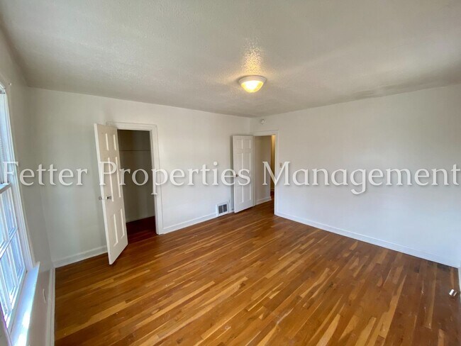 Building Photo - 933