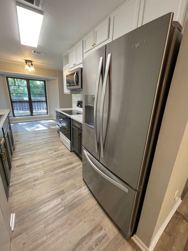 Building Photo - 4615 Gladstone Dr