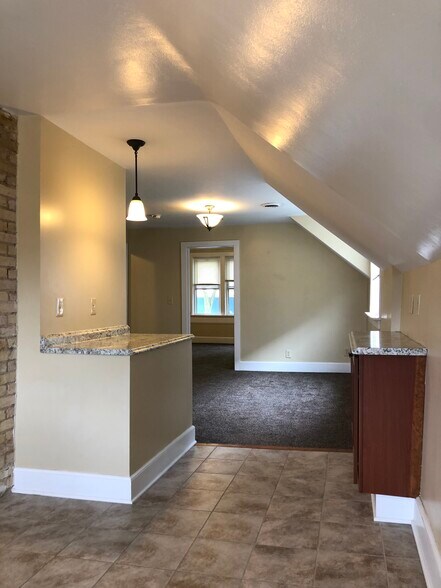 Building Photo - 2213 S Robinson Ave