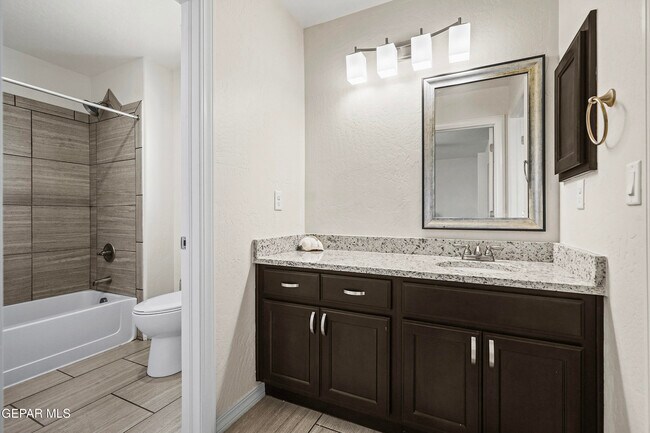 Building Photo - 212 S Manzanita Dr