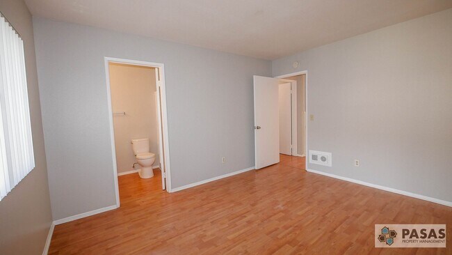 Building Photo - 2nd Floor 3 bed/2 bath Condo!