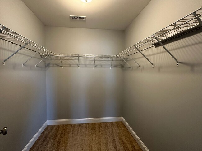 Building Photo - Awesome 4 Bedroom 2.5 Bath Home with Lots of space and a 2 Car Garage!