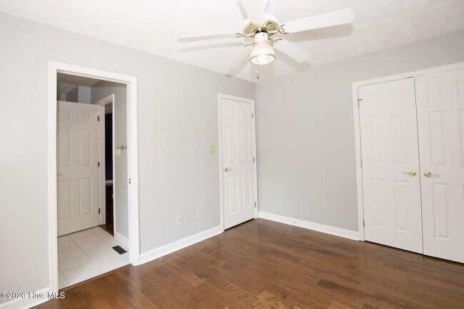 Building Photo - 1205 Greenbriar Dr