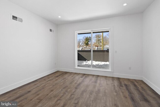 Building Photo - 458 W Earlham Ter