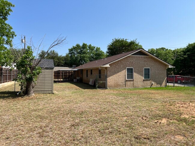 Building Photo - 365 Cheyenne Dr