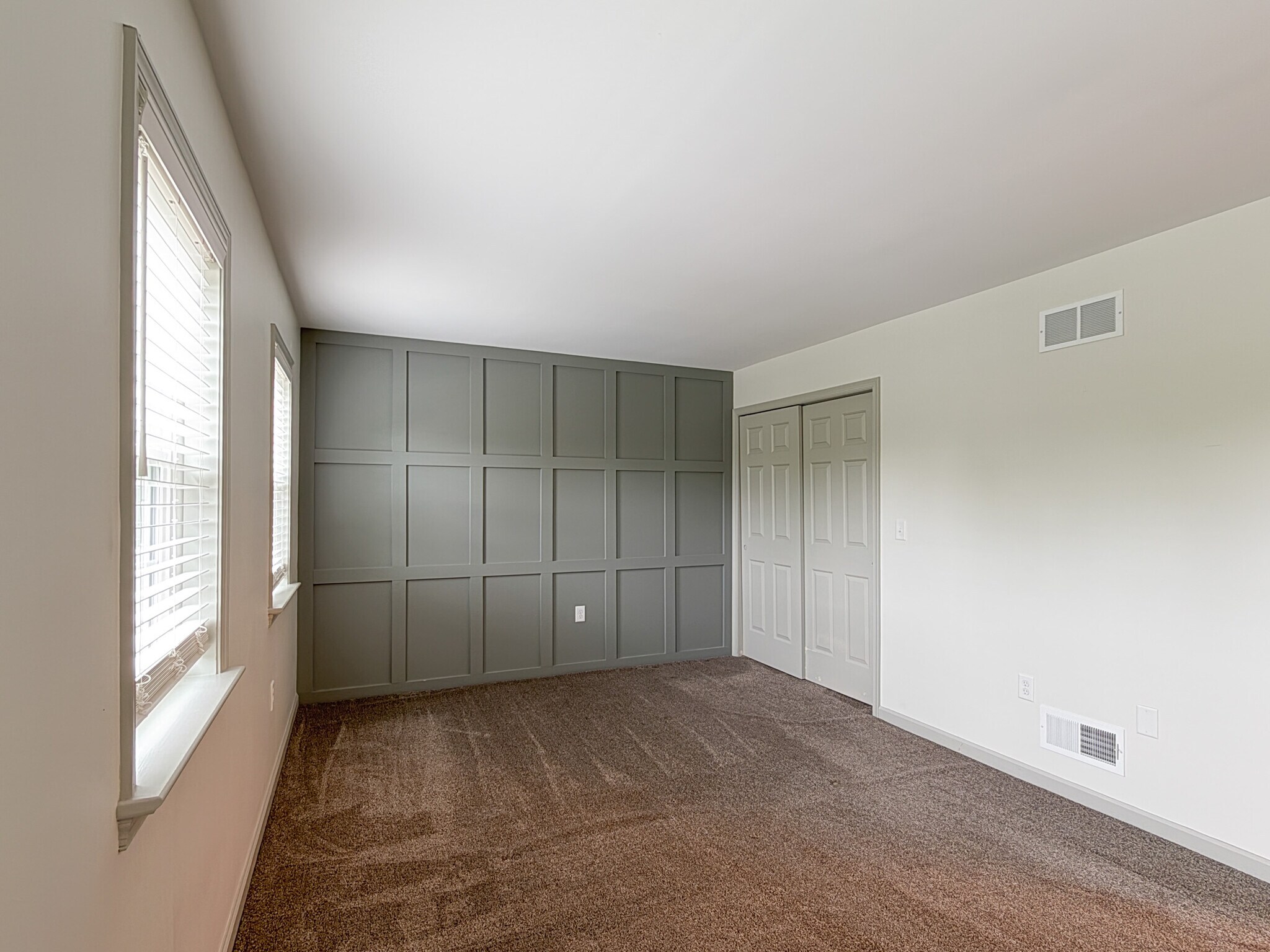 Building Photo - 425 Deerfield Dr