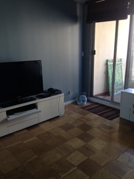 Building Photo - 77 Pond Ave