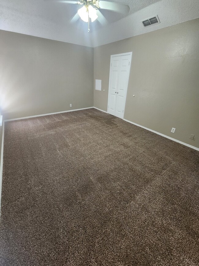 Building Photo - 3 bed 2 bath home, 2 car garage, 2 living areas!