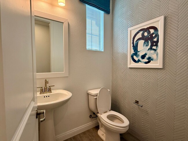 Building Photo - FULLY FURNISHED 3 BED 2.5 BATH 2 CAR GARAG...