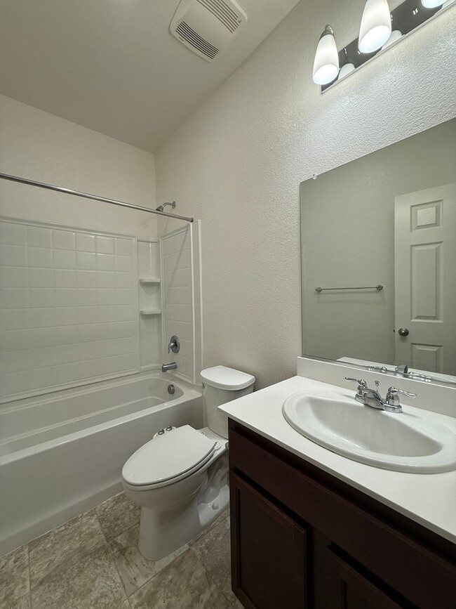 Building Photo - Beautiful Natomas 3 Bed / 2 Bath!