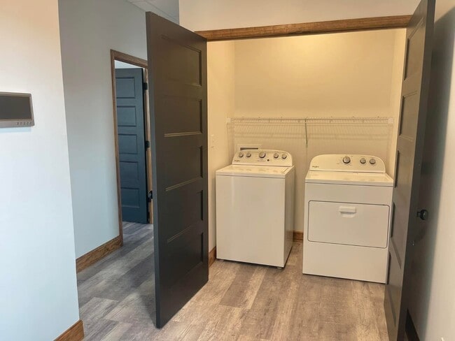 Building Photo - 902 9th St