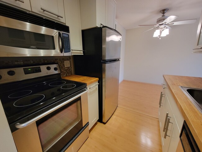 Building Photo - Newly Updated 1 Br/1 Ba Condo w/Hdwd Flrs,...