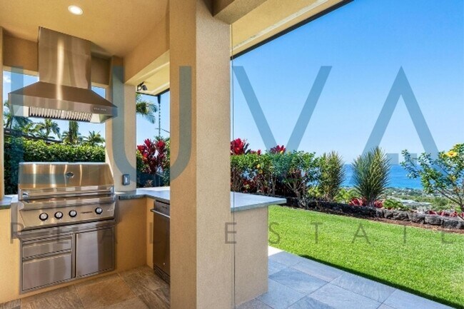 Building Photo - 4 bedroom 3.5 bathroom home with pool