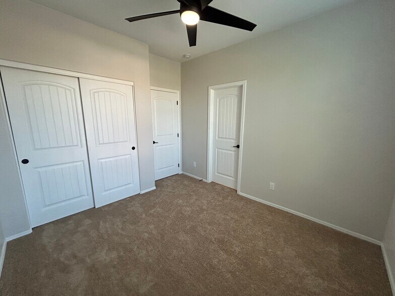 Building Photo - 4123 E Cherry Hills Dr