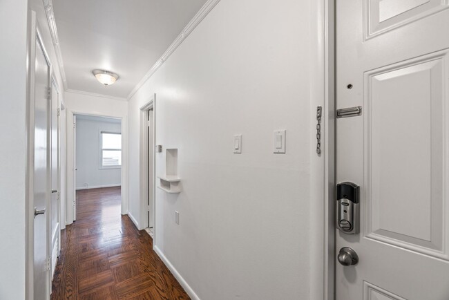 Building Photo - Stunning, Pet Friendly Edwardian 2BR Remod...