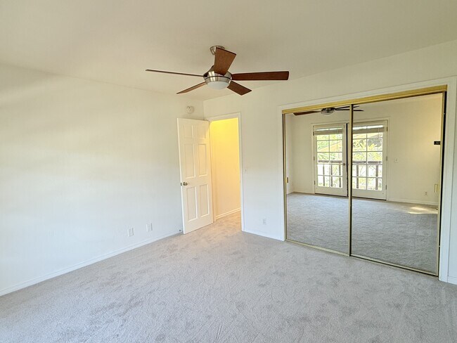 Building Photo - 2561 Navarra Dr