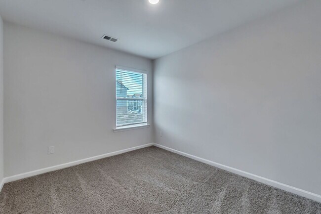 Building Photo - Beautiful 3 BR / 2.5 BA Townhome with Patio & Community Amenities $1,725/mo rent**