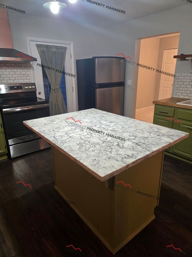 Building Photo - STATUS: AVAILABLE | R76 | $1495 + $100 FLA...