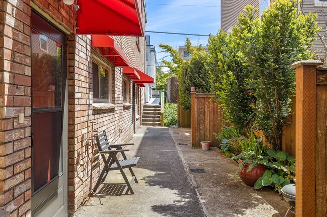 Building Photo - NEW, HIGH-END RENOVATED  1 bed / 1 bath at the Lydia in Ballard! In-Unit Laundry! 2 WEEKS FREE