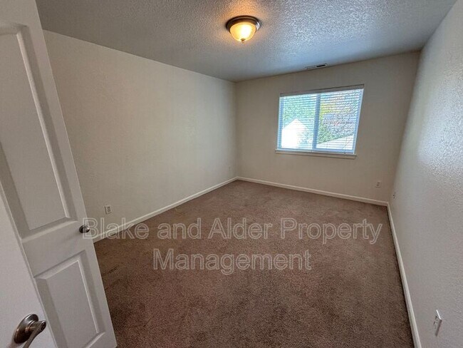 Building Photo - 347 Norway St NE