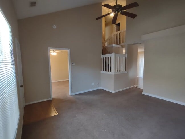Building Photo - Move in Ready, End Unit Townhome located i...