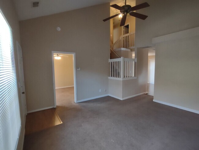 Building Photo - Move in Ready, End Unit Townhome located in Rossmore !