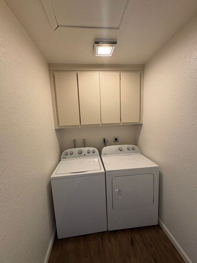 Building Photo - Upstairs Apartment Rent Ready!