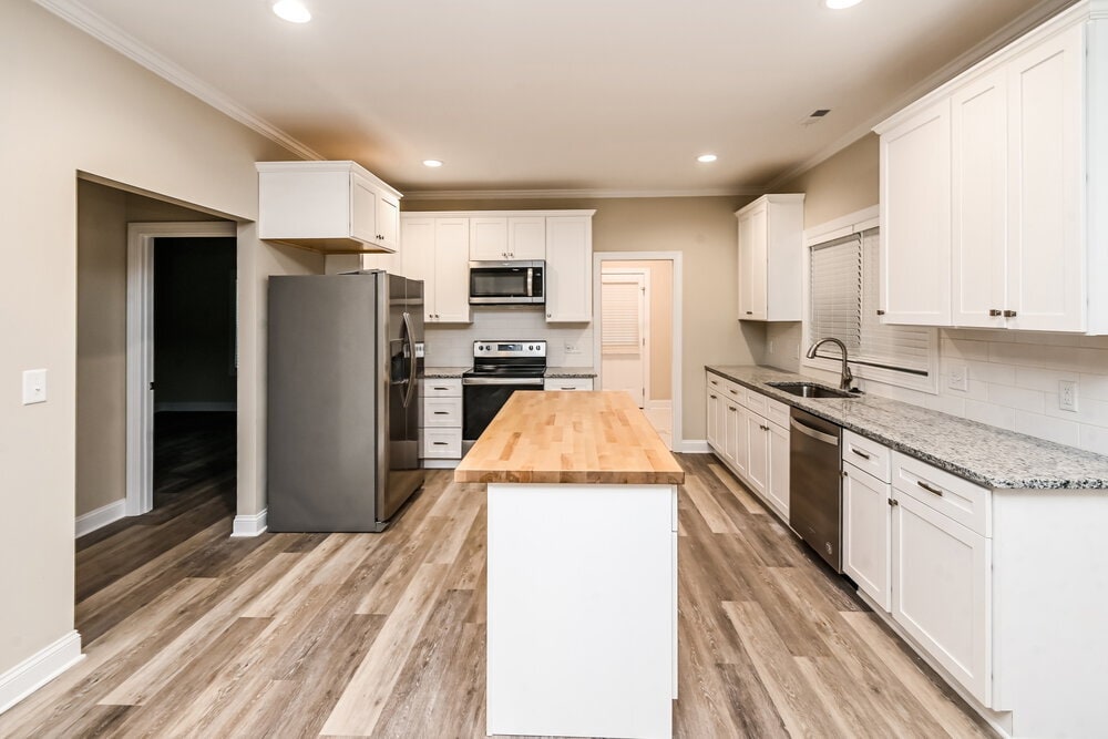 Building Photo - 2118 Ravendale St