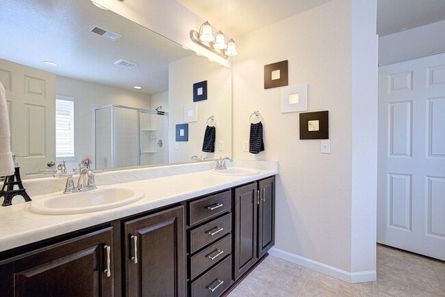 Building Photo - Bright, Spacious & Full of Charm Inside an...