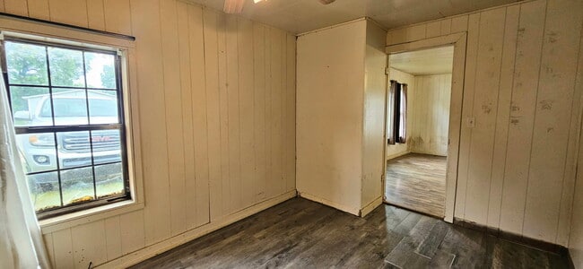Building Photo - 528 E Lake St