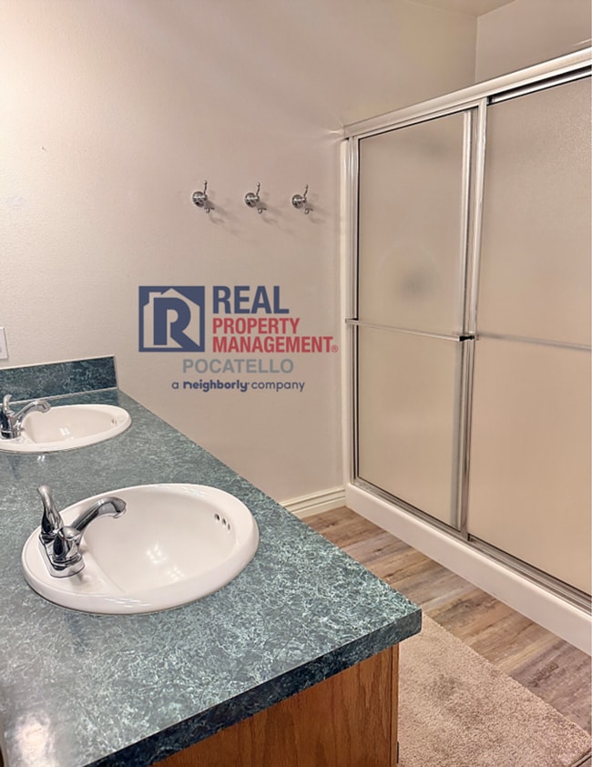 Building Photo - 4 bedroom 3 bathroom - 2 car garage -This ...