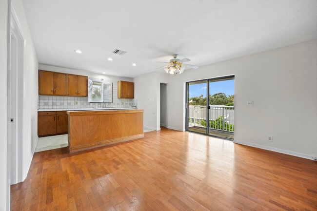 Building Photo - 1828 N Palmway