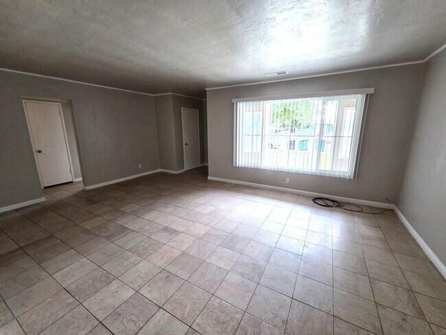 Building Photo - 4 Bedroom 2 Bath Home