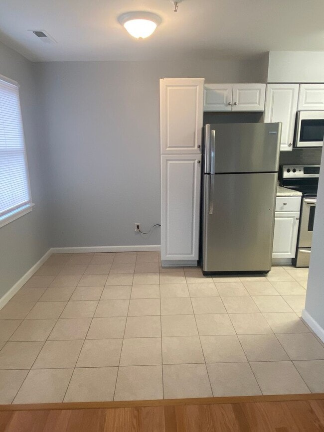 Building Photo - Spacious 4 bedroom, 2 bath Townhome