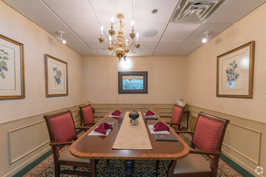 Dining Room - Hickory Glen, Active Senior Living